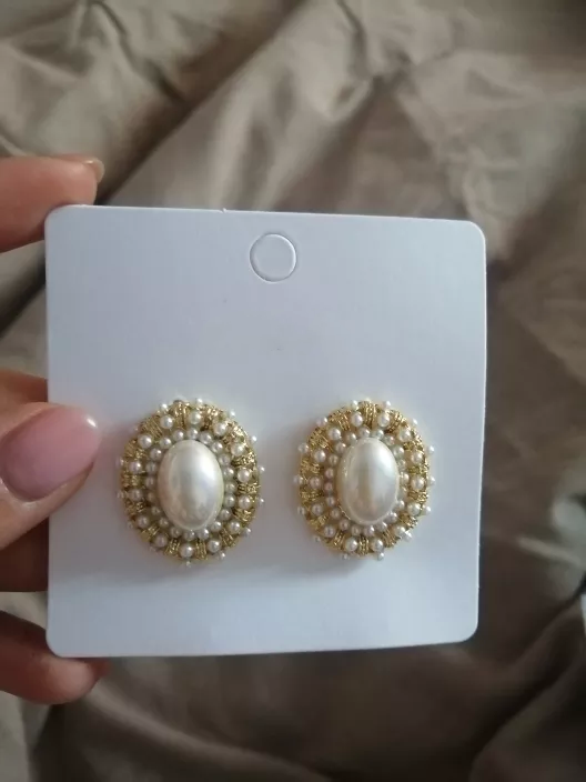 Pearl studs